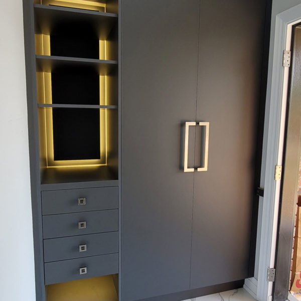 black-closet